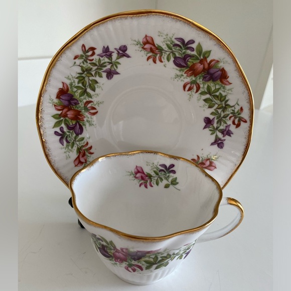 EUC VTG Queens Rosina China Co. Bone China Teacup and Saucer in “Wild Flowers” - Picture 3 of 8